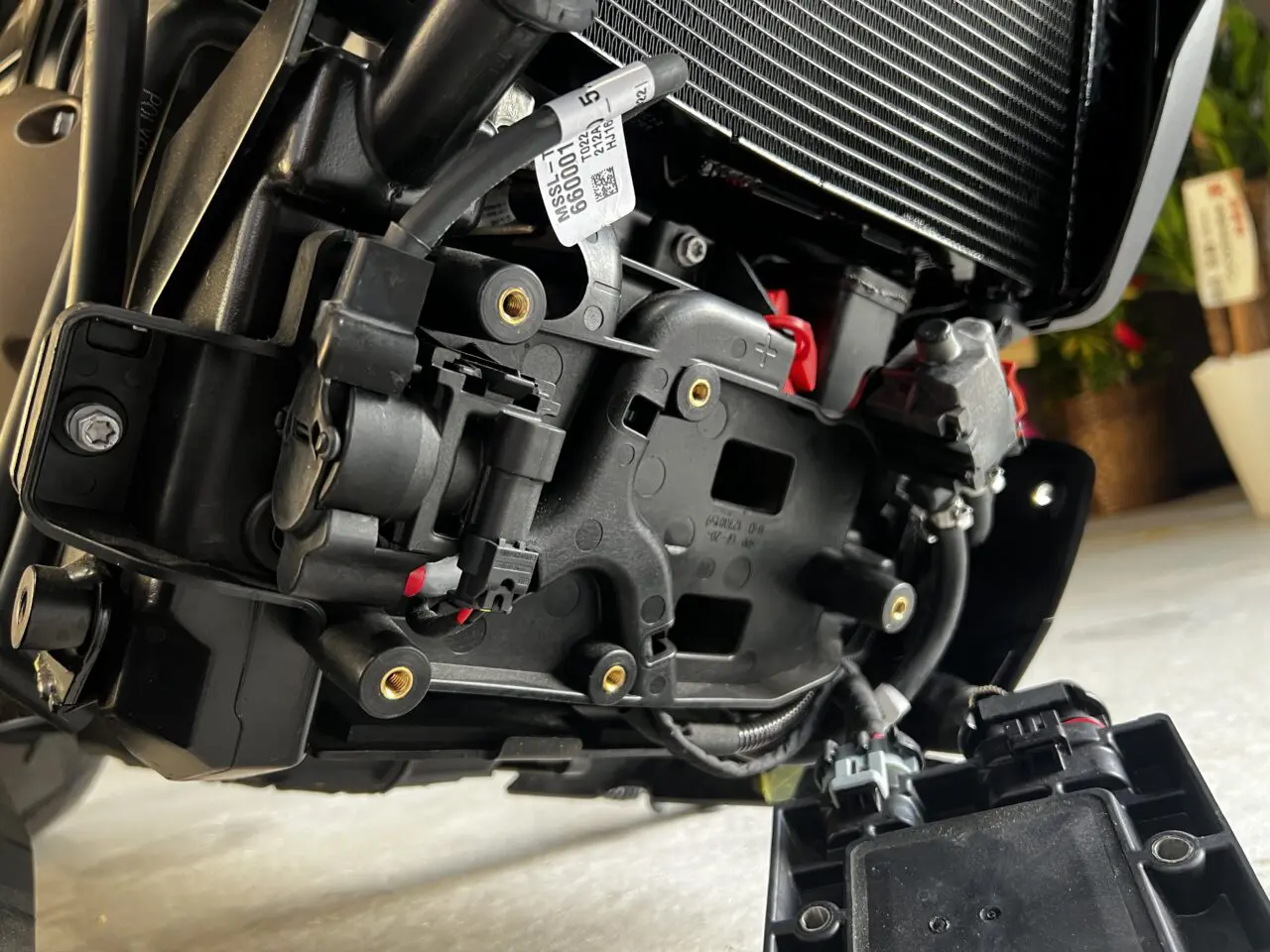 【送料無料】左サイドバッテリーハーレースポーツスタースポーツスター XL 883 1200 48 72 2004-2013 