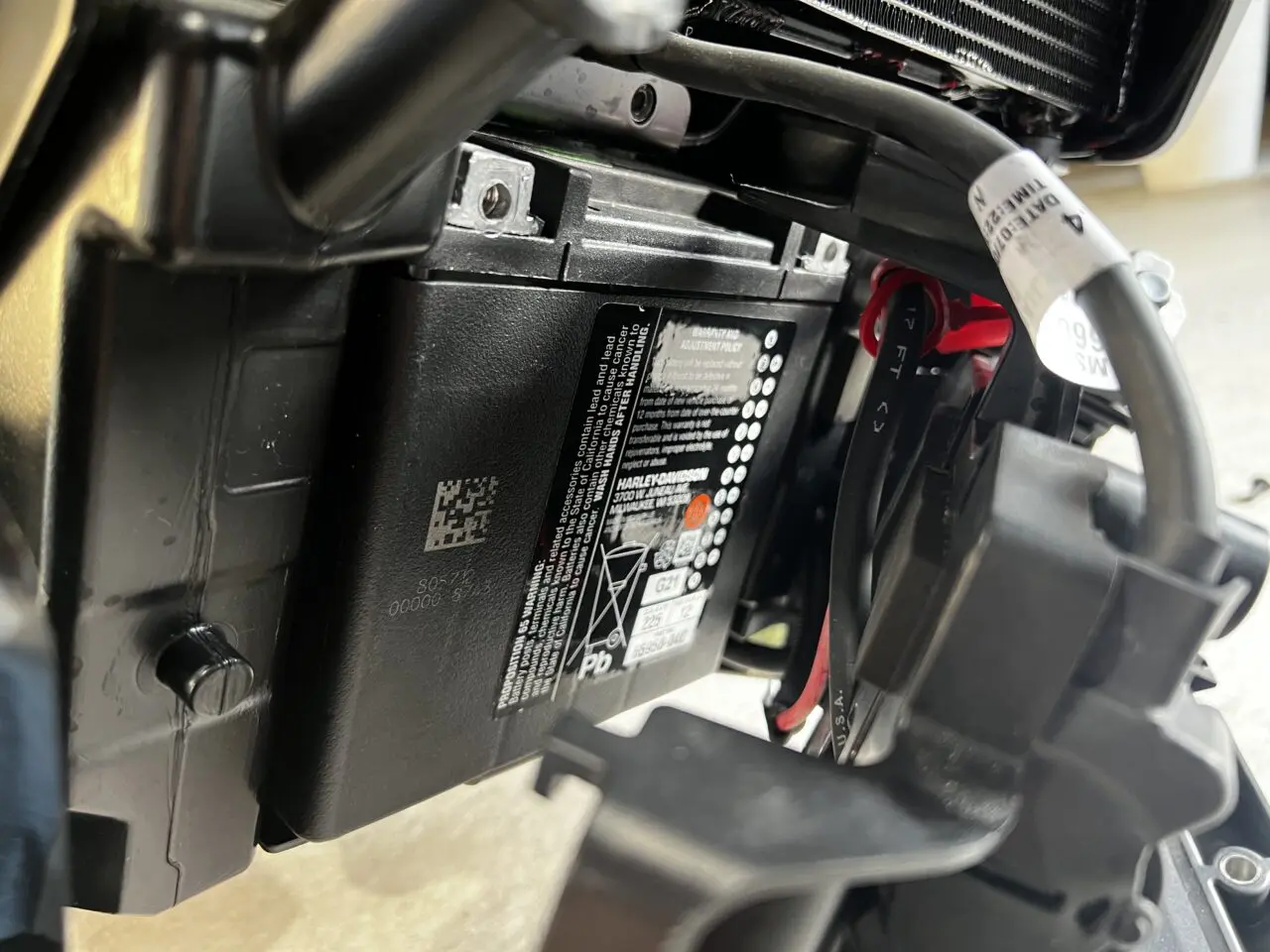 【送料無料】左サイドバッテリーハーレースポーツスタースポーツスター XL 883 1200 48 72 2004-2013 